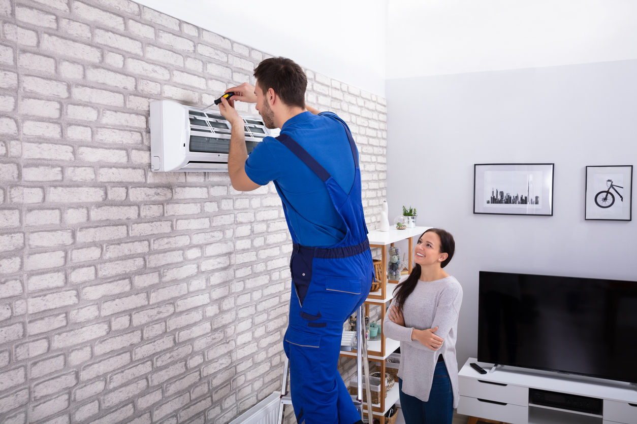 Hozzáértő klímaszerelő egy klíma beüzemelése közben